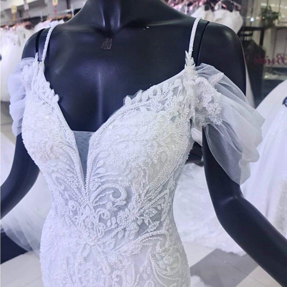 WEDDING DRESS - Picture 2 of 8